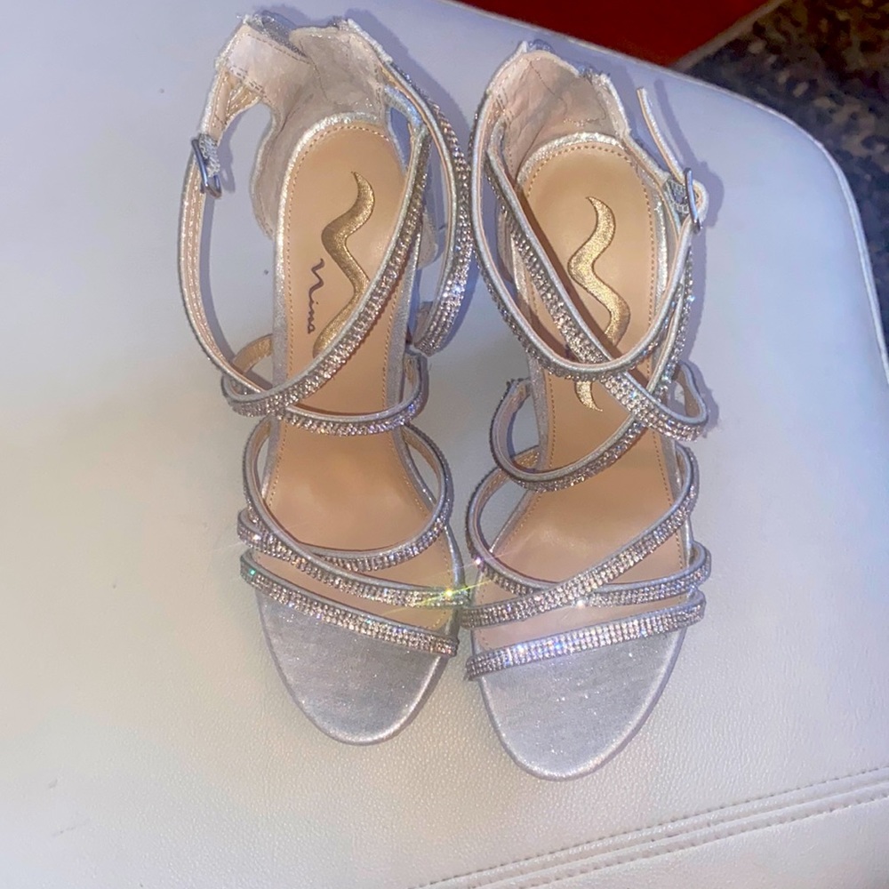 Only worn once! Very fitting for an evening out. Awesome condition